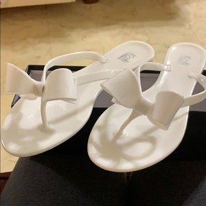 white jelly flip flops